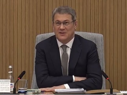 Радий Хабиров поздравил женщин правительства Башкирии с Международным женским днем