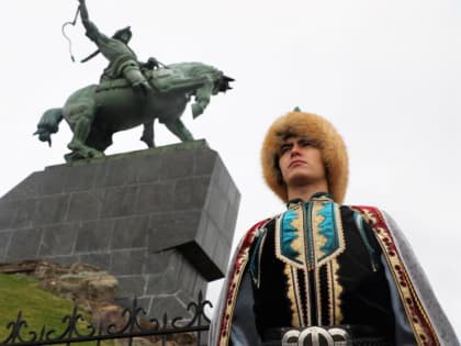 День Республики начался с возложения цветов