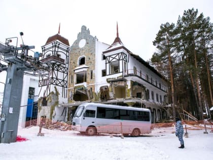 Во время сноса гостиницы «Лидо» в Уфе на машиниста экскаватора упало дерево, сообщили очевидцы