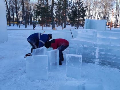 В парке Демского района началось строительство главного ледового городка
