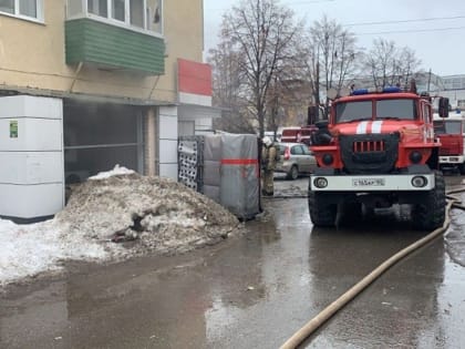 В Уфе загорелась подсобка «Магнита». Спасено десять человек