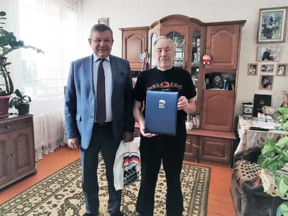 В городе Октябрьском партиец отметил 87-летие