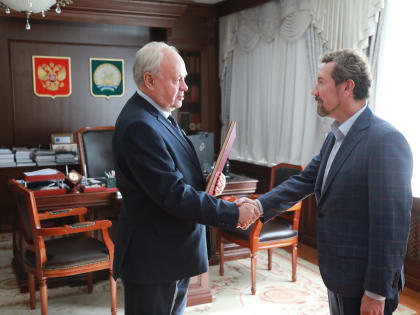 Константин Толкачев вручил Почетную грамоту Владимиру Балабанову