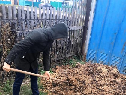 Волонтеры Штаба имени М.М. Шаймуратова помогли по хозяйству жительнице поселка Приютово