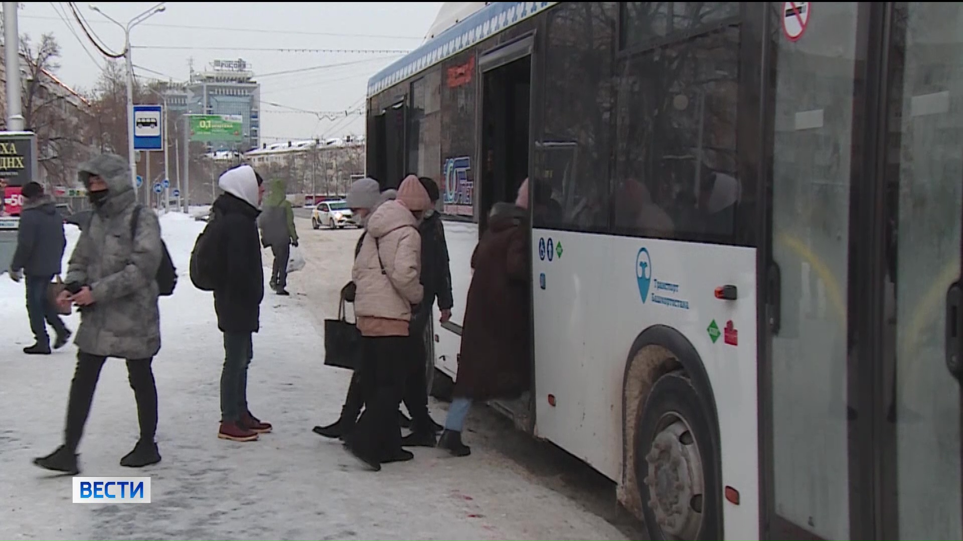 258 маршрут уфа. Остановка док Уфа. Автобус. Автобус городской на остановке. Автобус ночью.