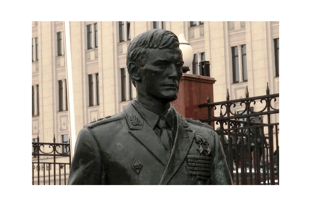 Василий Лановой памятник. Памятник в Москве Василия Ланового. Кадр из фильма офицеры у здания Минобороны.