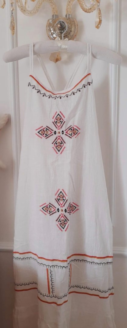 Vestido Branco Bordado com Alças Finas – Estilo Artesanal