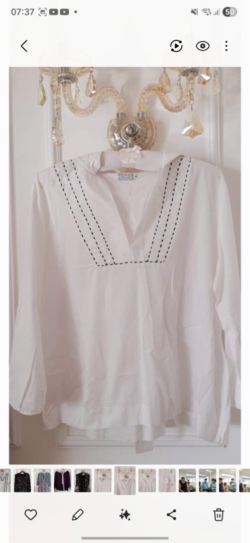 Blusa Branca com Decote V e Bordado Contrastante