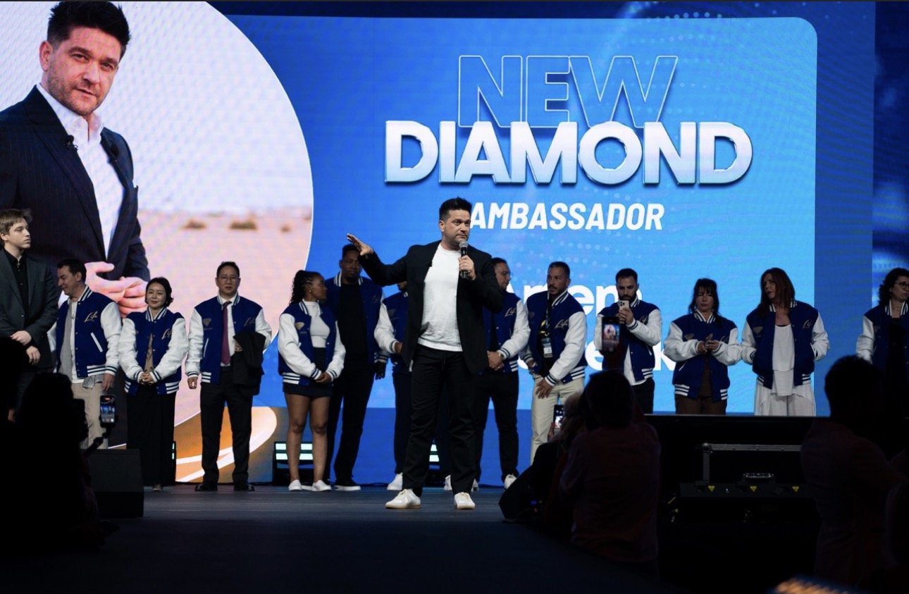 Артём Нестеренко на сцене получает статус Diamond Ambassador