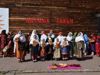 На придомовой территории Центра традиционной культуры народов России в Кулинском районе сегодня весело отметили традиционный лакский праздник «Интнил хьхьу».