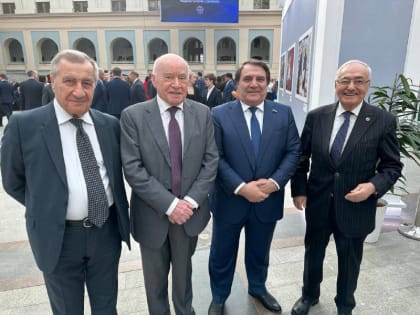 В эти минуты председатель Общественной палаты Республики Дагестан Азизбек Черкесов и член ОП РД при ОП РФ Айгун Магомедов находятся в Гостином Дворе города Москвы