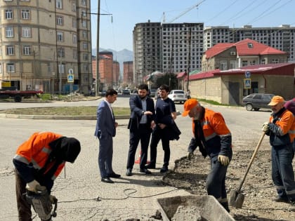 В Махачкале ведутся работы по благоустройству ул. Хуршилова