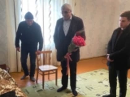 Мамати Гамзатов поздравил с 8 Марта мать Героя России Мутея Исаева
