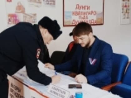 Замначальника ОМВД РФ по Гумбету Абулгасан Джабиров сделал свой выбор на избирательном участке села Килятль