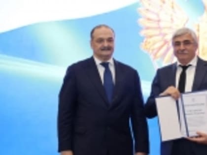 Сергей Меликов вручил Главе Новолакского района Мамати Гамзатову Благодарность за активное участие в избирательной кампании по выборам Президента РФ