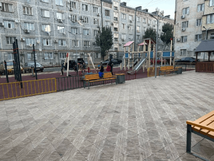 Дворовая территория на улице Нахимова благоустроена благодаря реализации национального проекта «Жилье и городская среда»