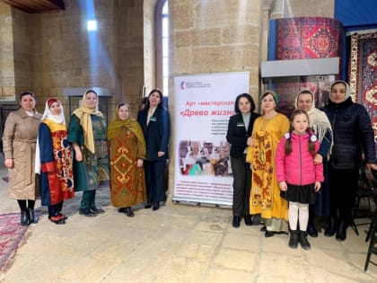 Кайтагские мастерицы продолжают обучать всех желающих народному ремеслу