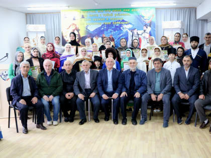 В Казбековском районе прошла презентация книги Мурада Гаджимагомедова «100-летие Расула Гамзатова»