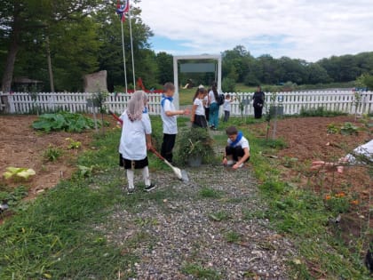 Ребята пришкольного лагеря «Солнышко» приняли участие в уборке территории «Сада памяти»