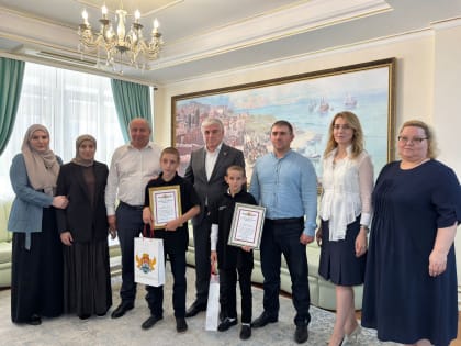 Юсуп Умавов встретился с двумя юными махачкалинцами, которые после террористического акта в церкви разносили питьевую воду работникам правоохранительных органов