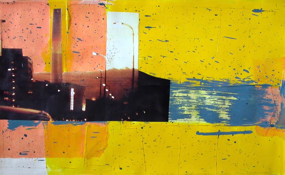 Abstrakte Papiercollage in Gelbtönen mit urbanen Fotofragmenten und Ölfarbe. Dämmerungsszene Berlins mit rhythmischen Lichteffekten und Bewegungslinien in gemischter Technik.