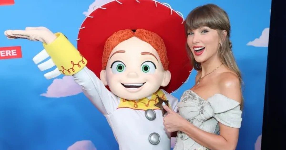 Taylor Swift Kejutan di Premiere Toy Story 5, Bawakan Lagu Baru