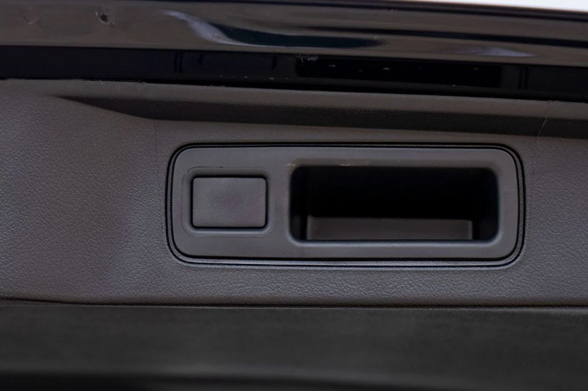 Thumbnail image of Toyota Fortuner 4x4 2.7L 2025