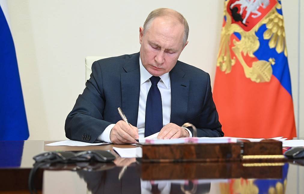 Power to Shut Down Networks in Emergencies Given to FSB: New Telecom Control Law Signed in Russia – President Vladimir Putin 
