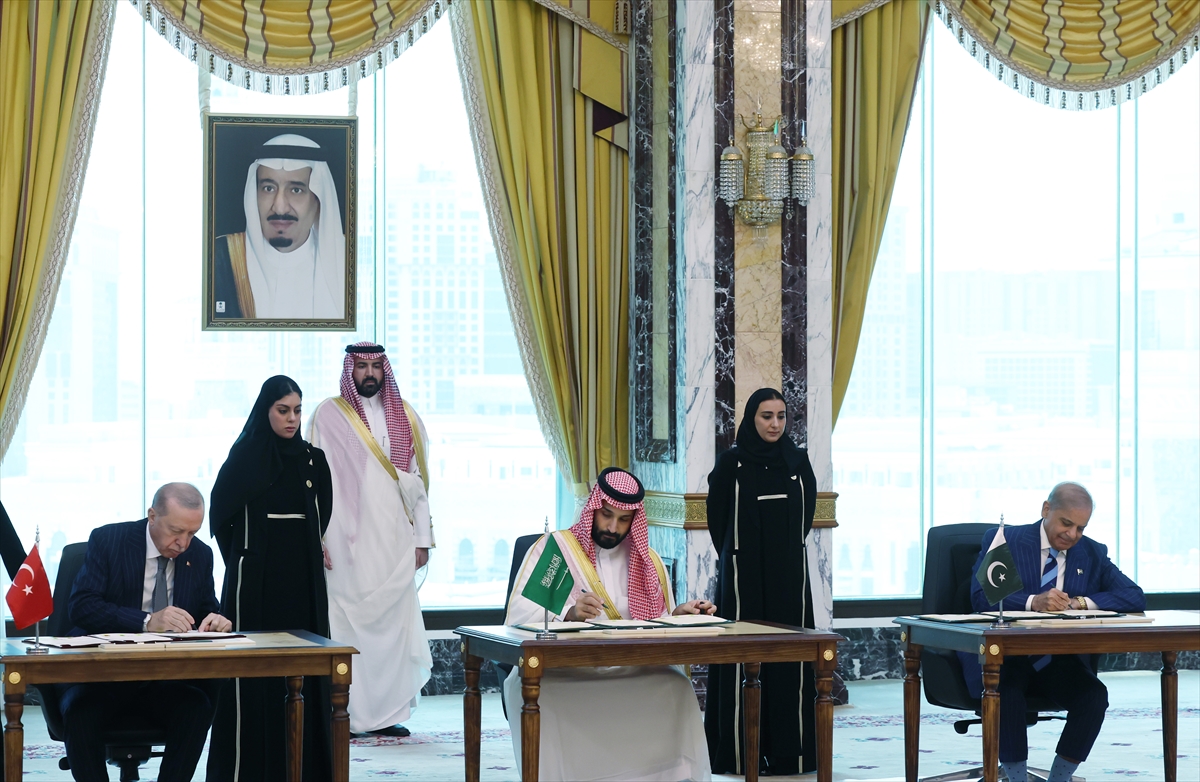 Finally Pakistan, Saudi Arabia and Türkiye Sign Joint Defence Agreement Following Friday Prayers in Makkah