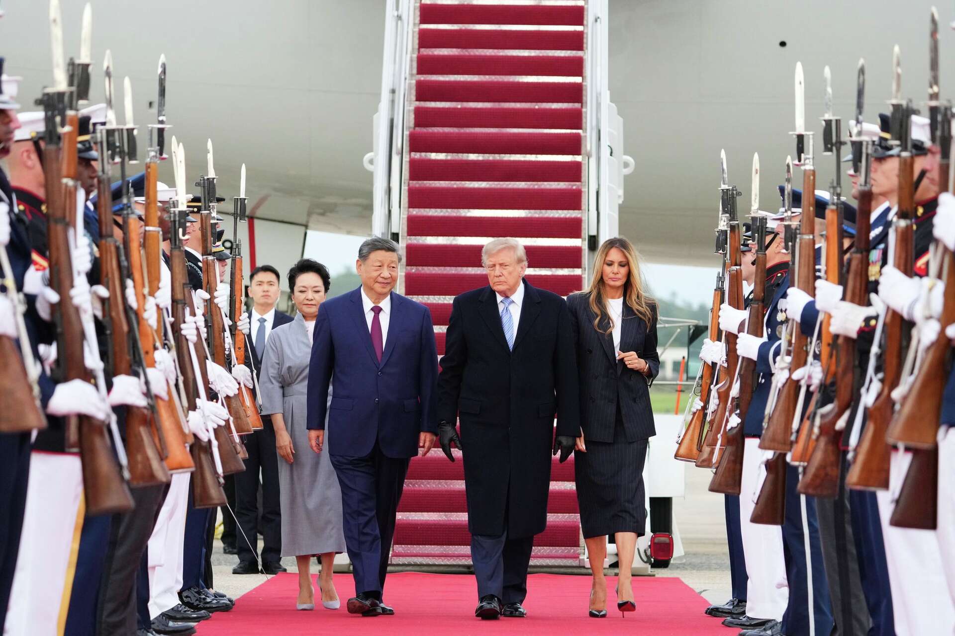 President Donald Trump Welcomes Chinese President Xi Jinping to the United States with an Unprecedented Reception at the Airport