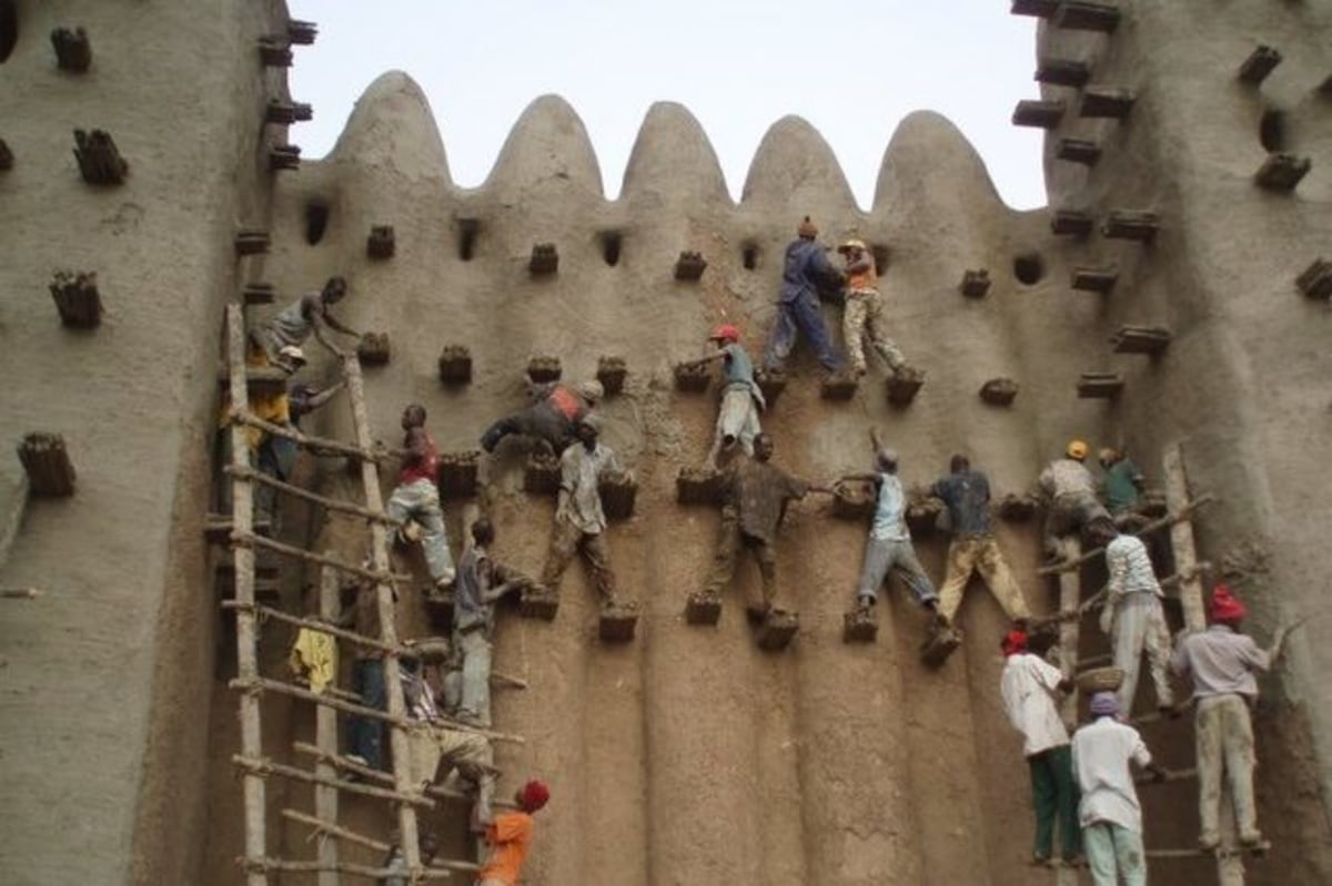 Crépissage de la Grande mosquée de Djenné, Mali