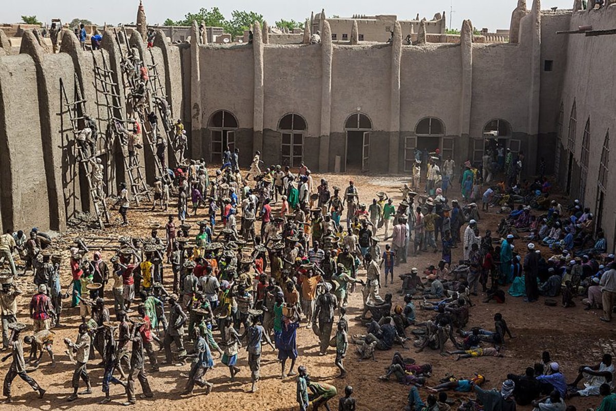 Crépissage de la Grande mosquée de Djenné, Mali