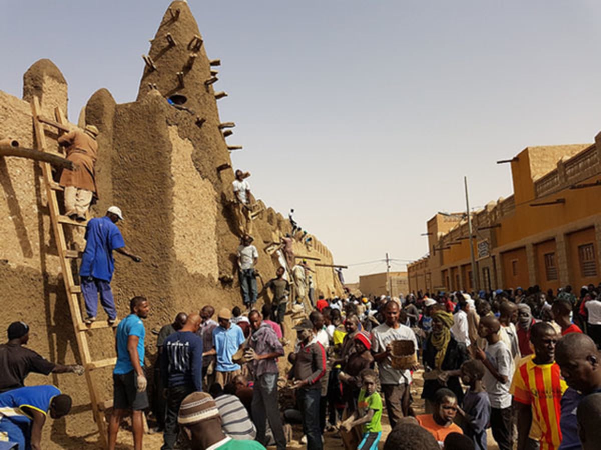 Crépissage de la Mosquée Djingareyber, Mali