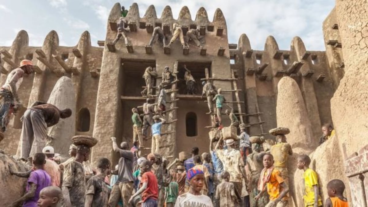 Crépissage de la Grande mosquée de Djenné, Mali