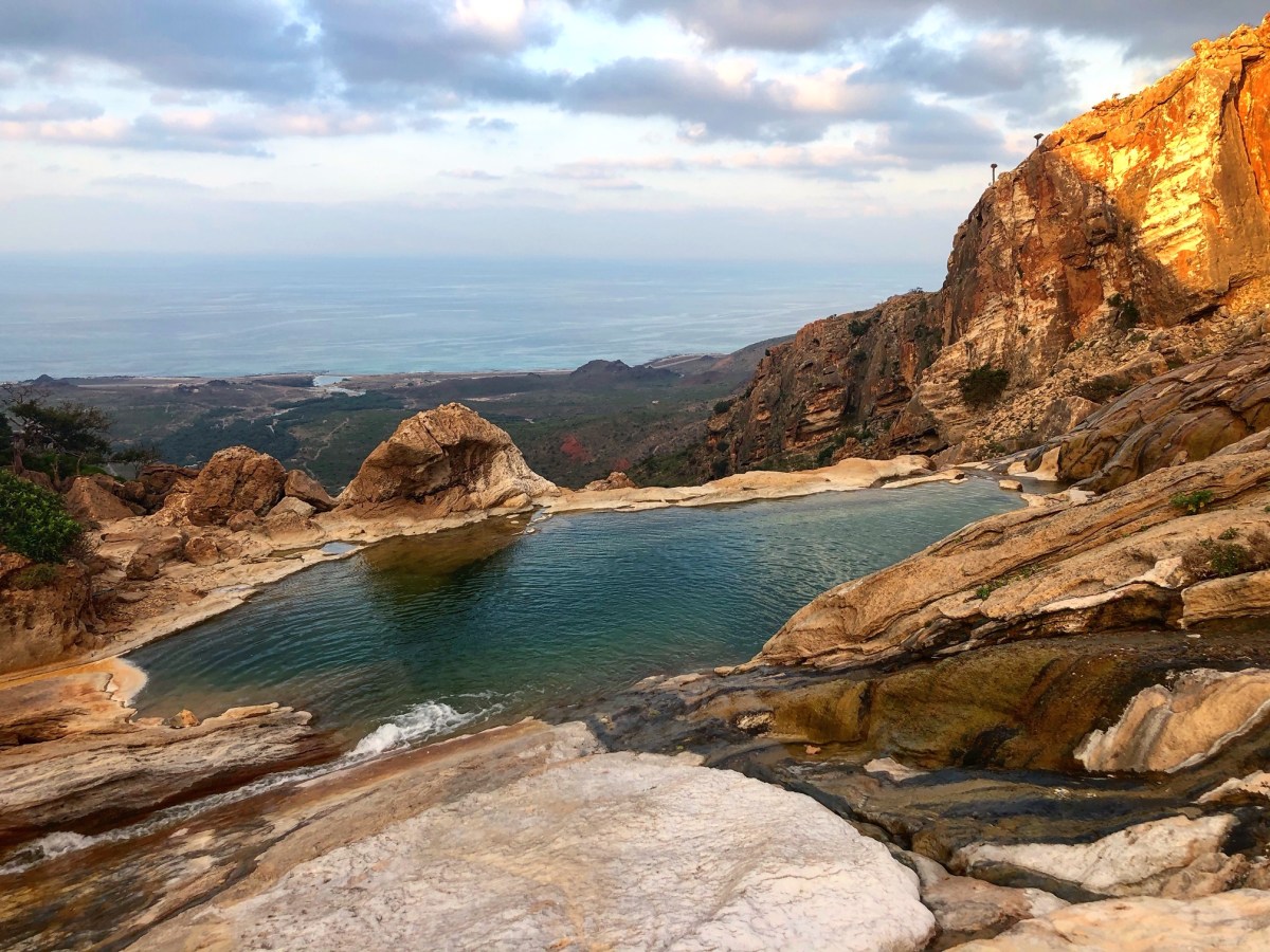 Prenez un bain dans les eaux limpides des piscines naturelles du Plateau d’Homhil , Yémen, Socotra
