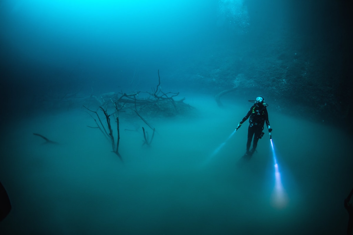 Plongez dans une rivière sous-marine au fond d'une cenote, Mexique