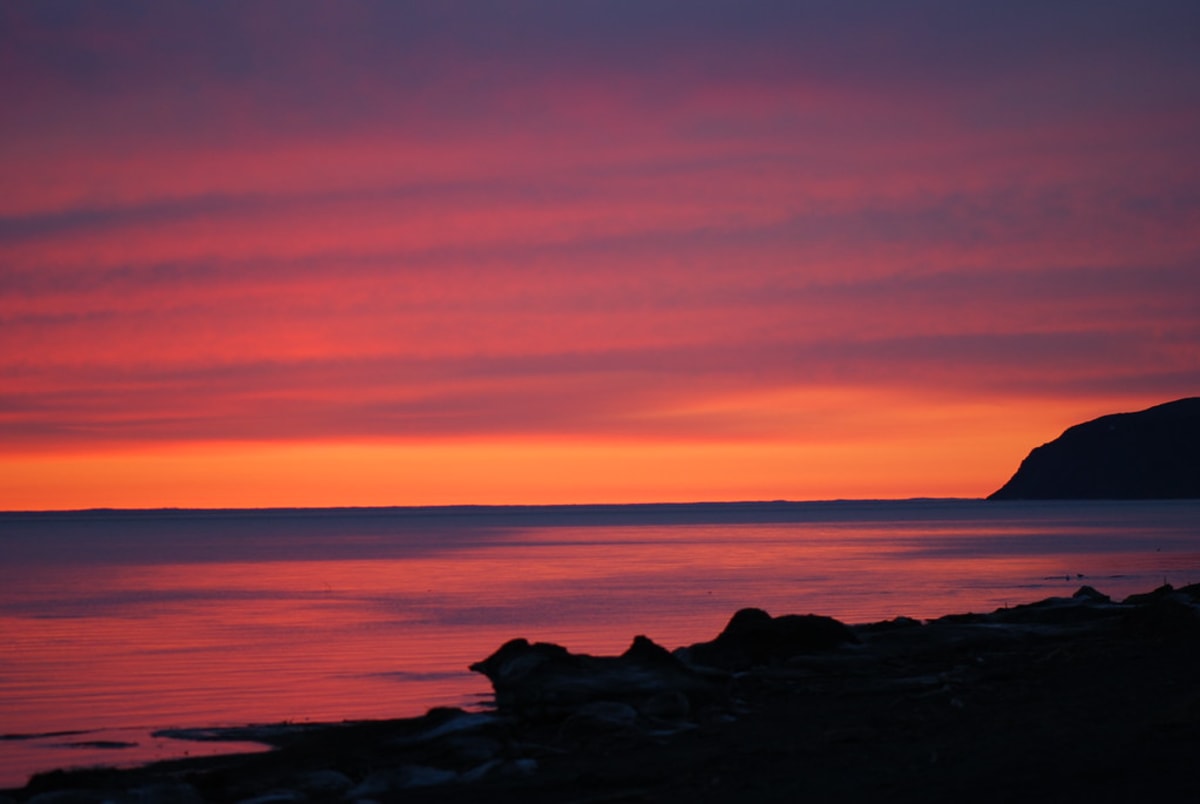 Vivez la magie du soleil de minuit dans le nord de l'Alaska, États-Unis