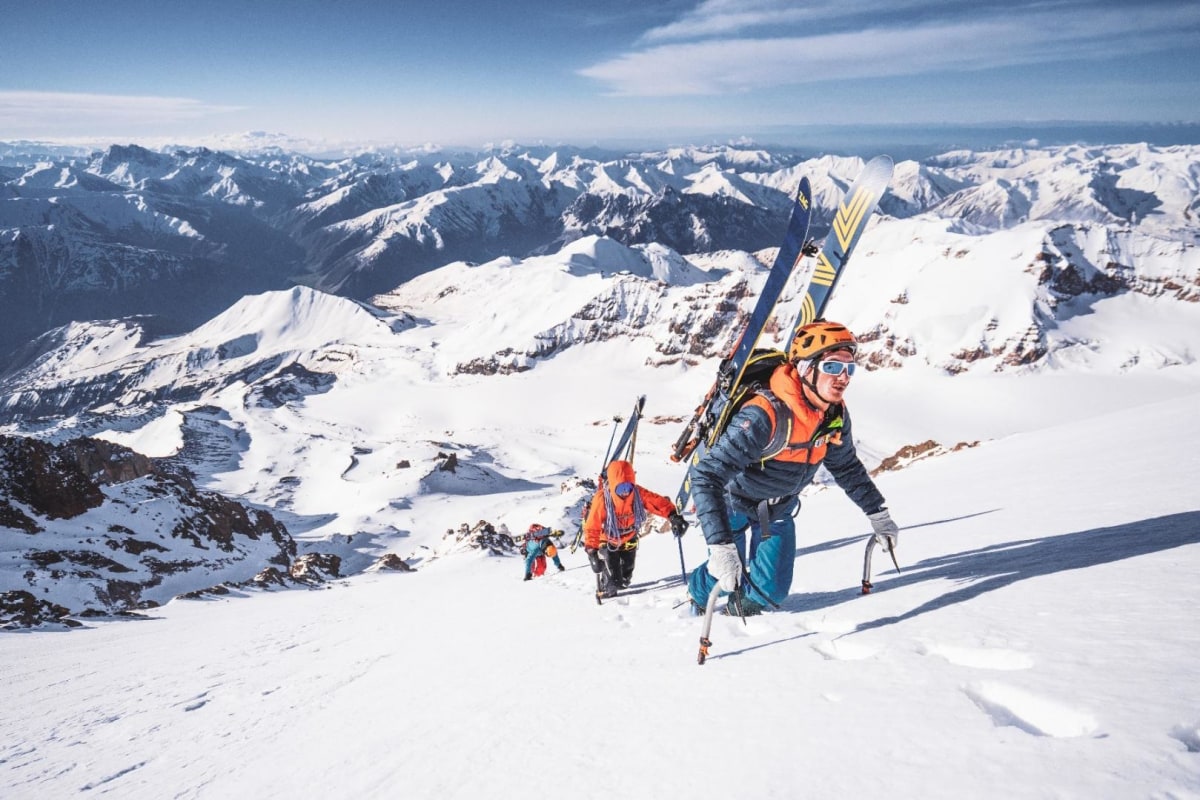 Ski freeride dans les montagnes du Caucase