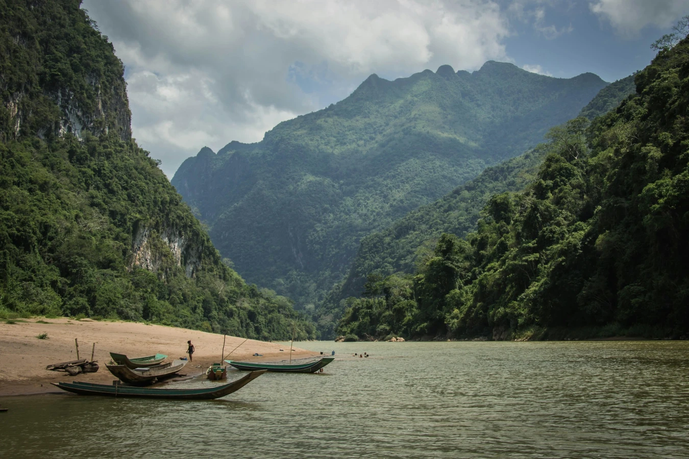Mystères du Mékong : Aventure sur les eaux sacrées du Laos
