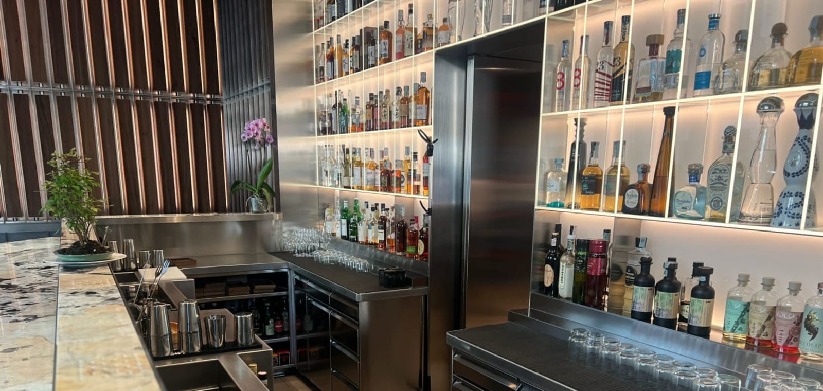 Il bancone bar di IYO Restaurant a Milano, uno dei nostri lavori