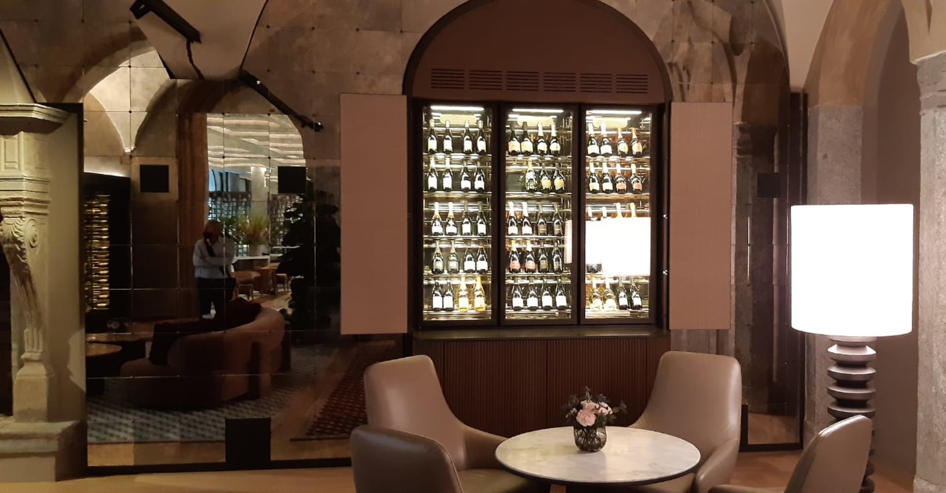 Le vetrine vino IGLU nella sala storica del Four Seasons Hotel di Milano, un nostro lavoro