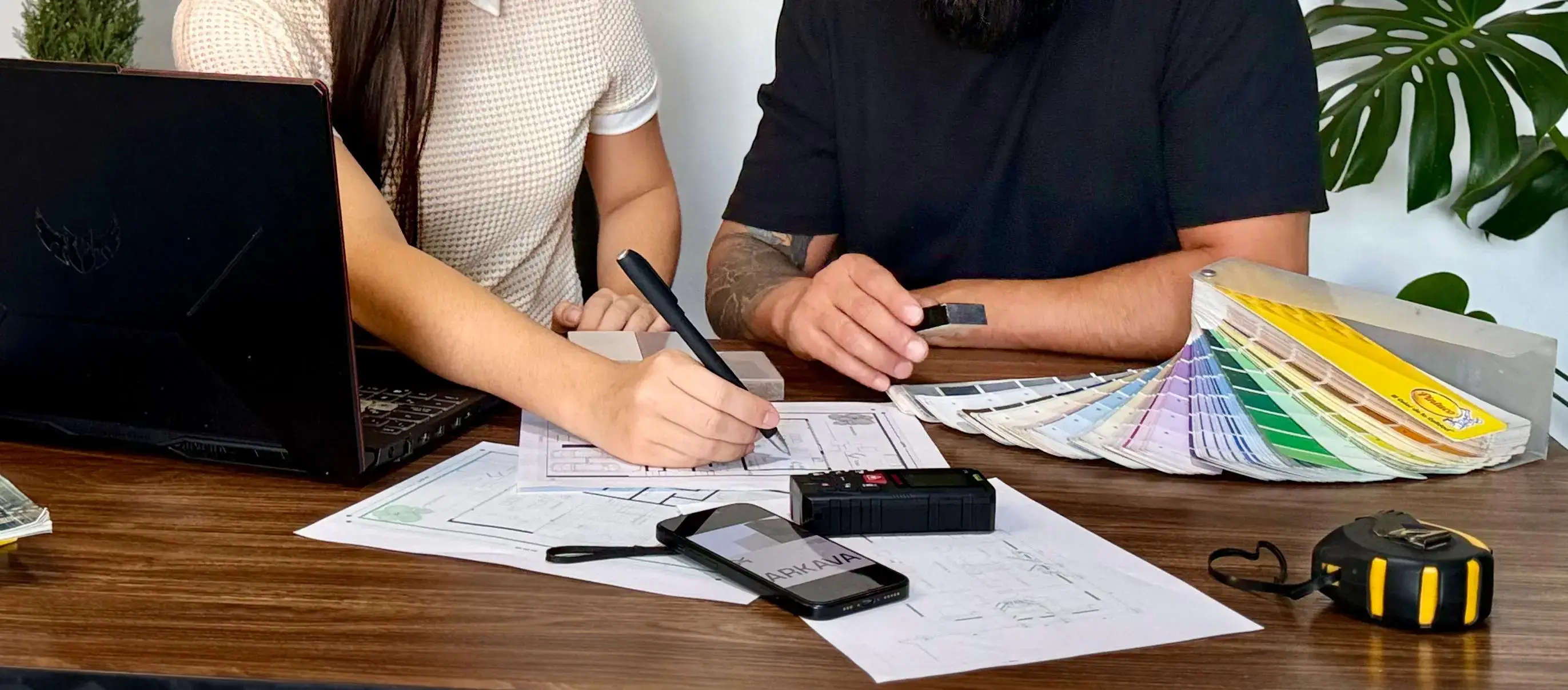 Equipo Arkava ejecutando proyecto de remodelación y acabados arquitectónicos en Medellín