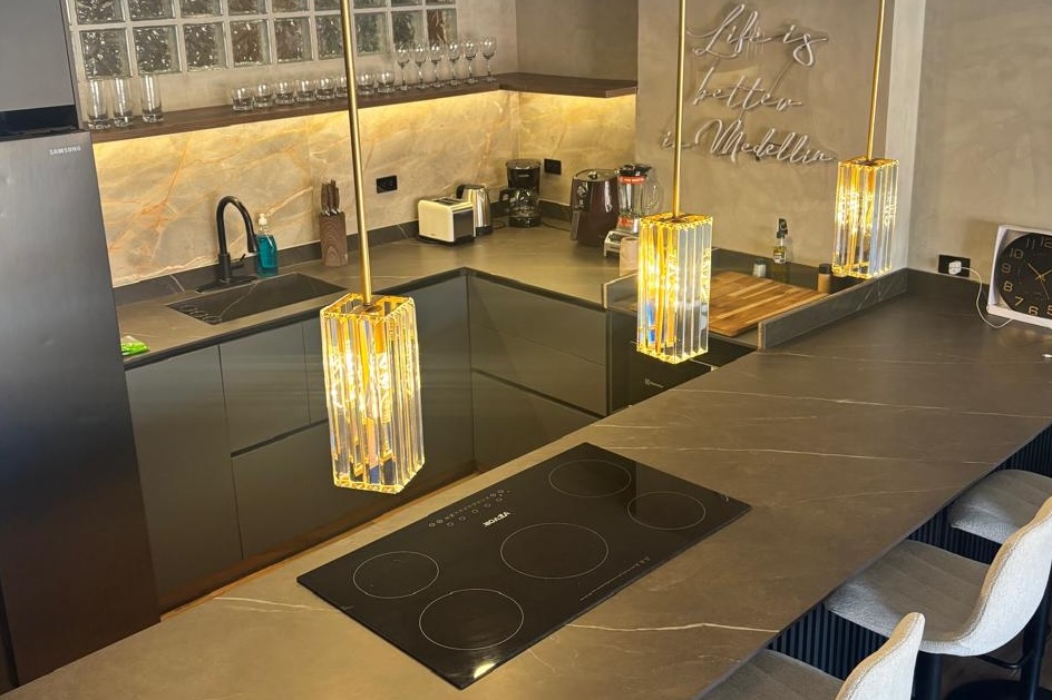 Cocina remodelada con enchapes y muebles a medida — proyecto Arkava Medellín