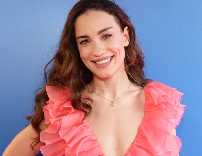 «Божественная Афродита»: Дайнеко облачилась в нежно-розовое платье из органзы