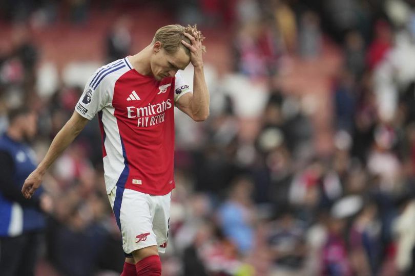 Martin Odegaard meninggalkan lapangan usai laga Premier League antara Arsenal vs Bournemouth di Stadion Emirates, Sabtu (3/5/2025). Info Main Bola Hasil Lengkap, Klasemen, dan Top Skor Premier League 2024/2025