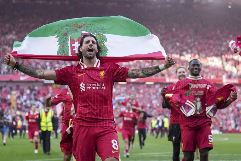 Pemain Liverpool Dominik Szoboszlai merayakan kesuksesan timnya meraih juara Premier Lefgue, Minggu (27/4/2025) Info Main Bola Sebelum ke Liverpool, Szoboszlai Nyaris Pindah ke AC Milan