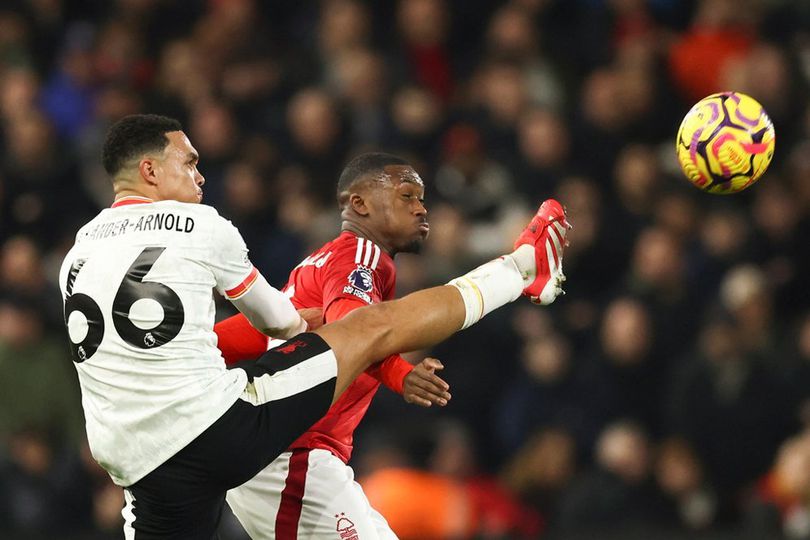 Duel Callum Hudson-Odoi dan Trent Alexander-Arnold dalam laga Premier League antara Nottingham Forest vs Liverpool, Rabu (15/1/2025). Info Main Bola Mantan Wonderkid Chelsea Masuk Daftar Belanja Manchester United