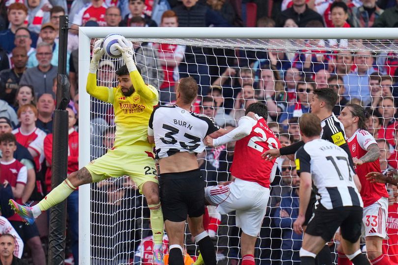 Aksi David Raya dalam laga Premier League antara Arsenal vs Newcastle, Minggu (18/5/2025). Info Main Bola Man of the Match Arsenal vs Newcastle: David Raya