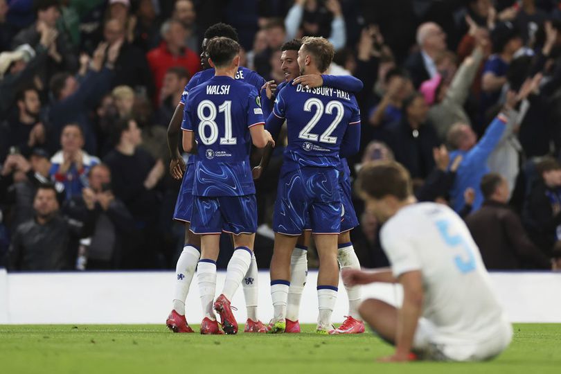 Skuad Chelsea merayakan gol Kiernan Dewsbury-Hall ke gawang Djurgarden, Jumat (09/05/2025) dini hari WIB Info Main Bola Prediksi Nottingham Forest vs Chelsea 25 Mei 2025
