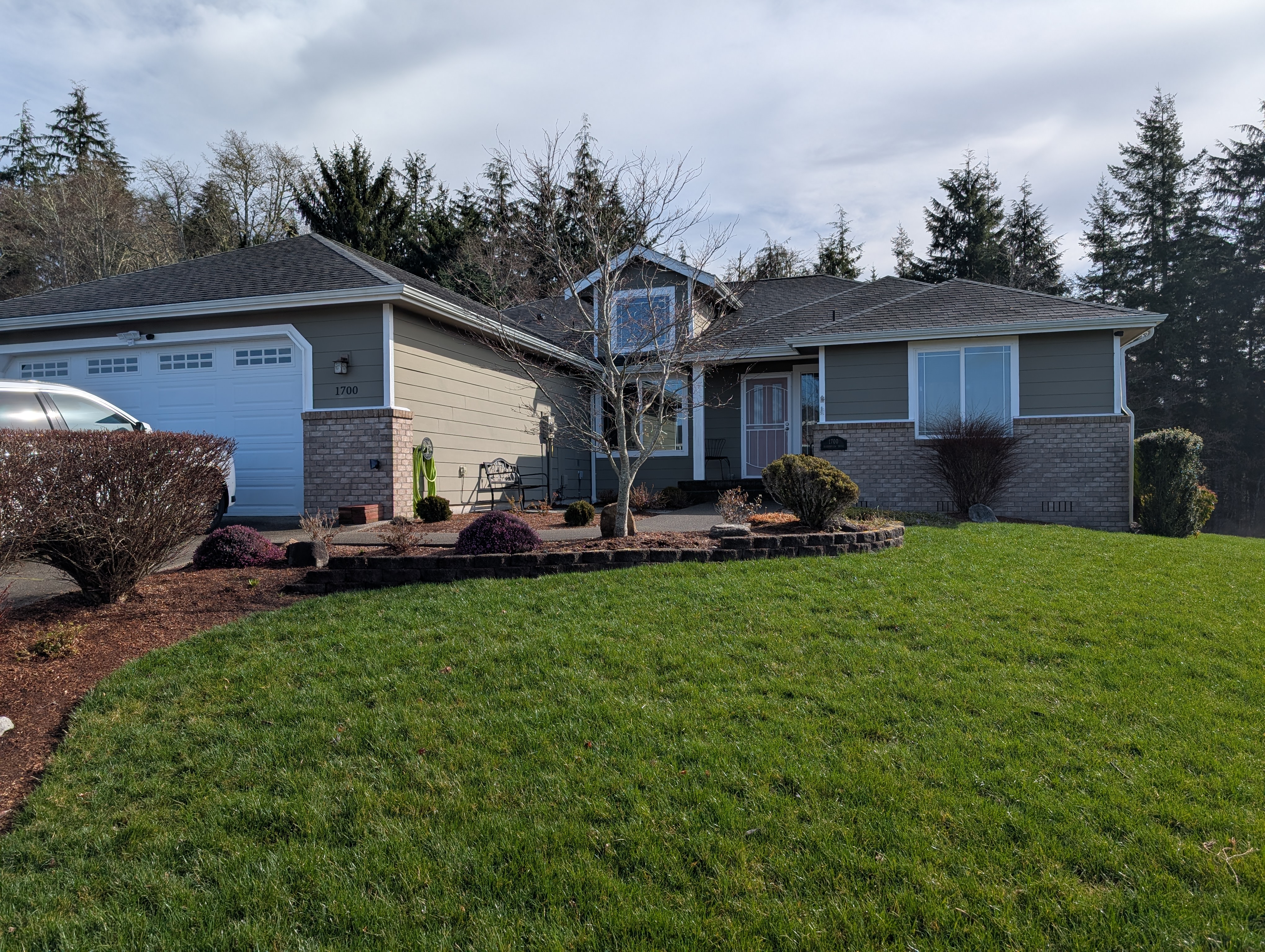 House exterior painting project in Aberdeen WA by Fine Lines Painting showing clean siding, trim, and landscaping